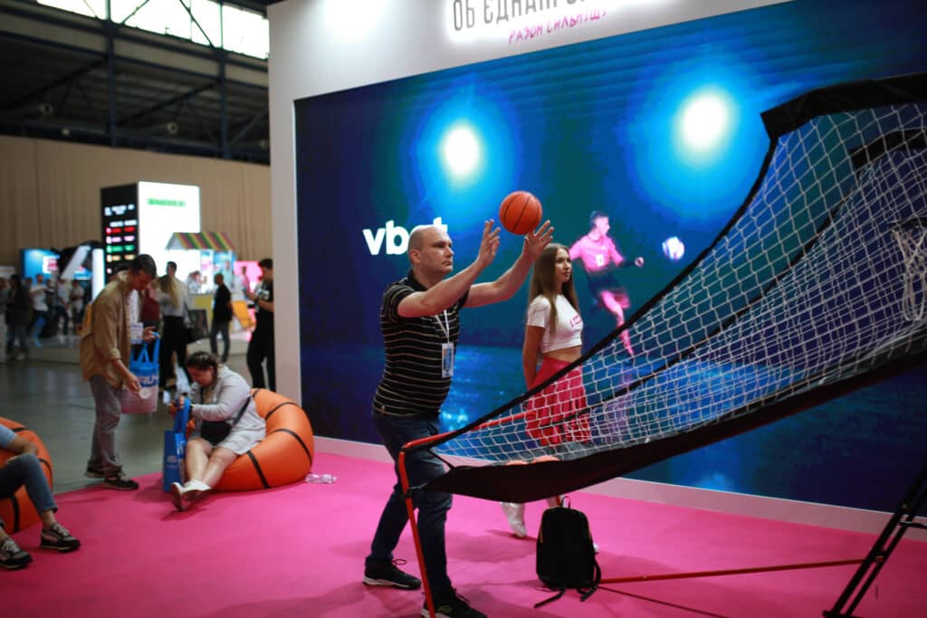 Entertaining trade show booth design for networking