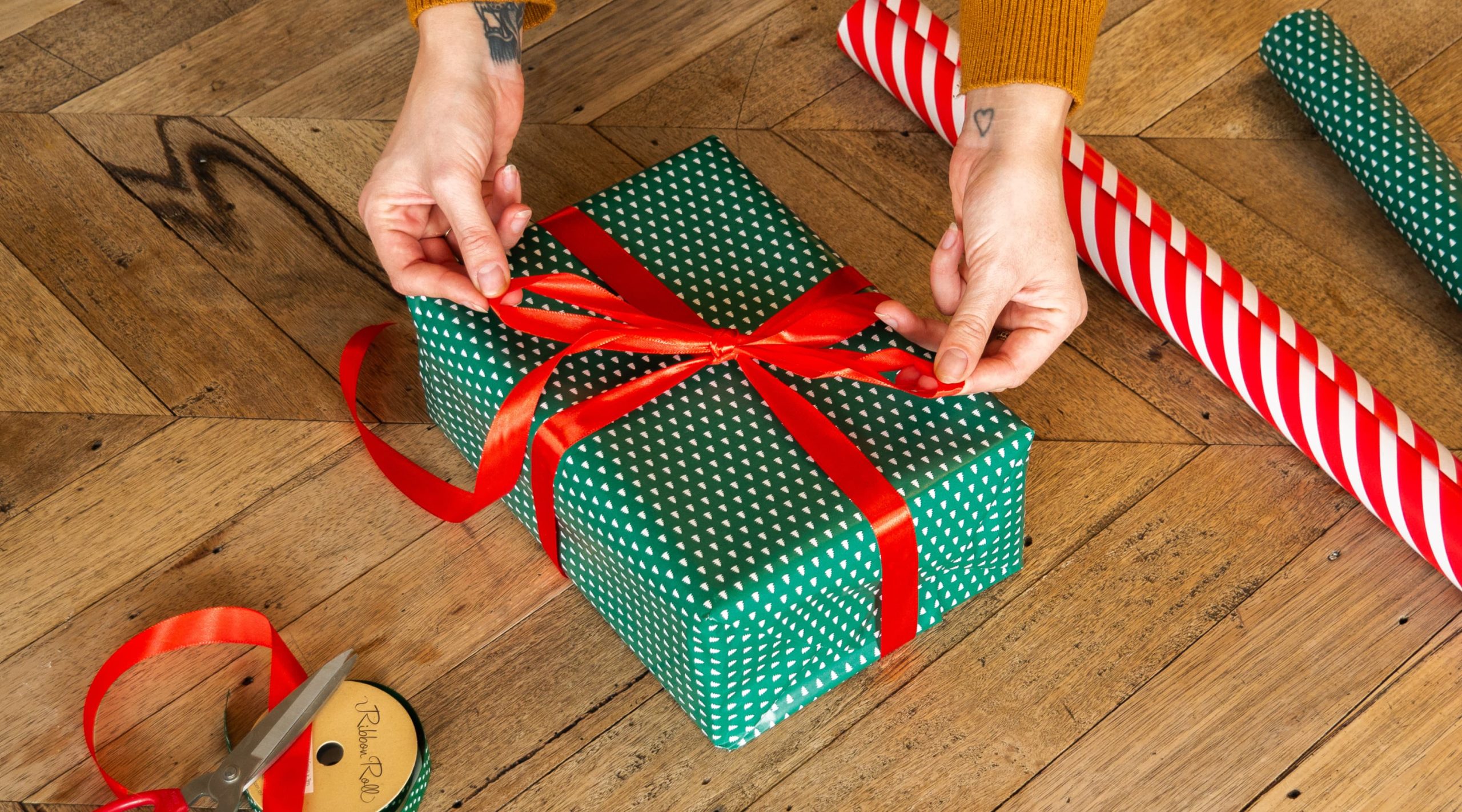 Wrapping the ribbon around the gift