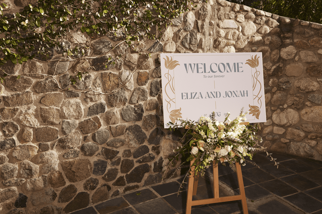 Simple welcome wedding sign idea