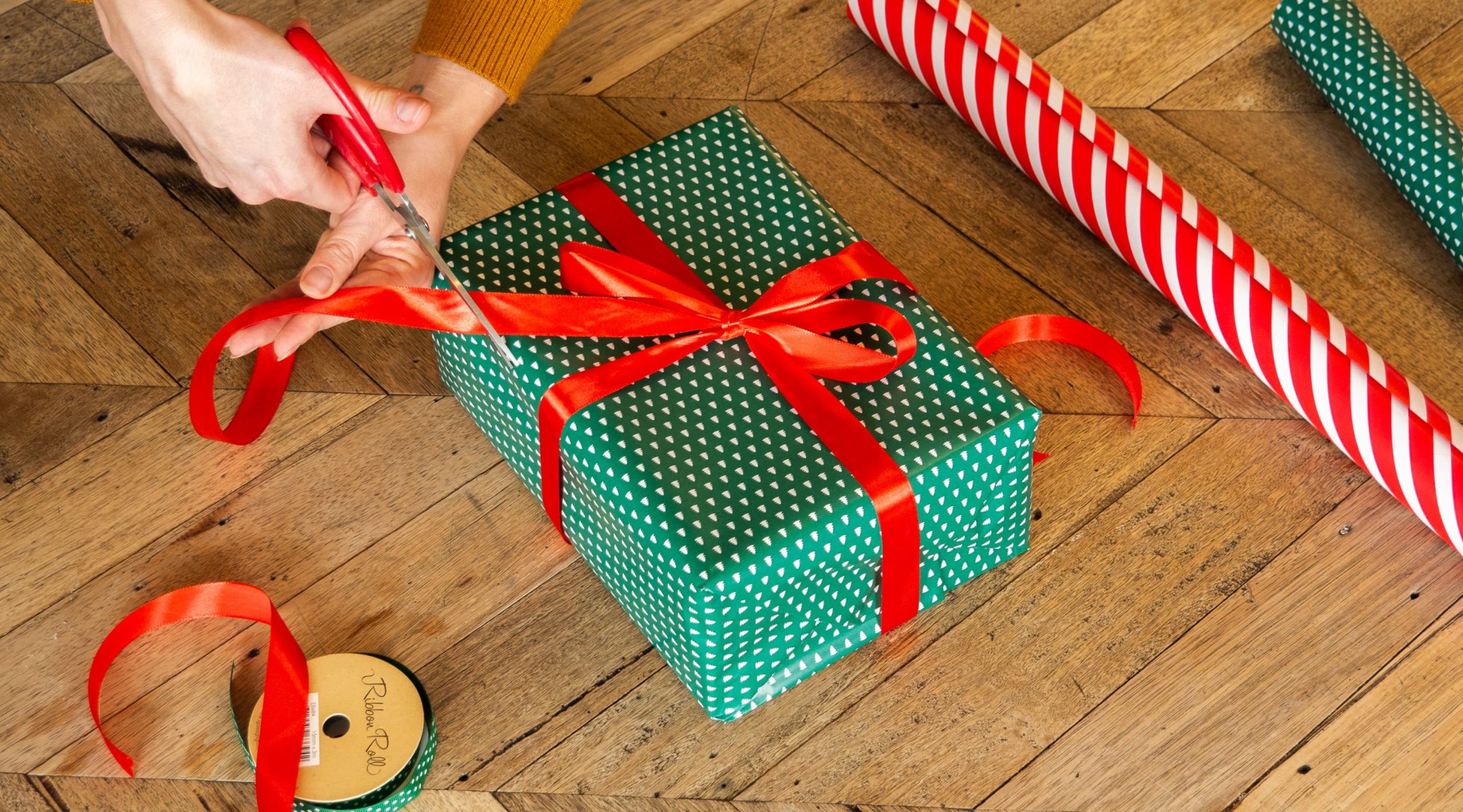 Trim the edges of the ribbon