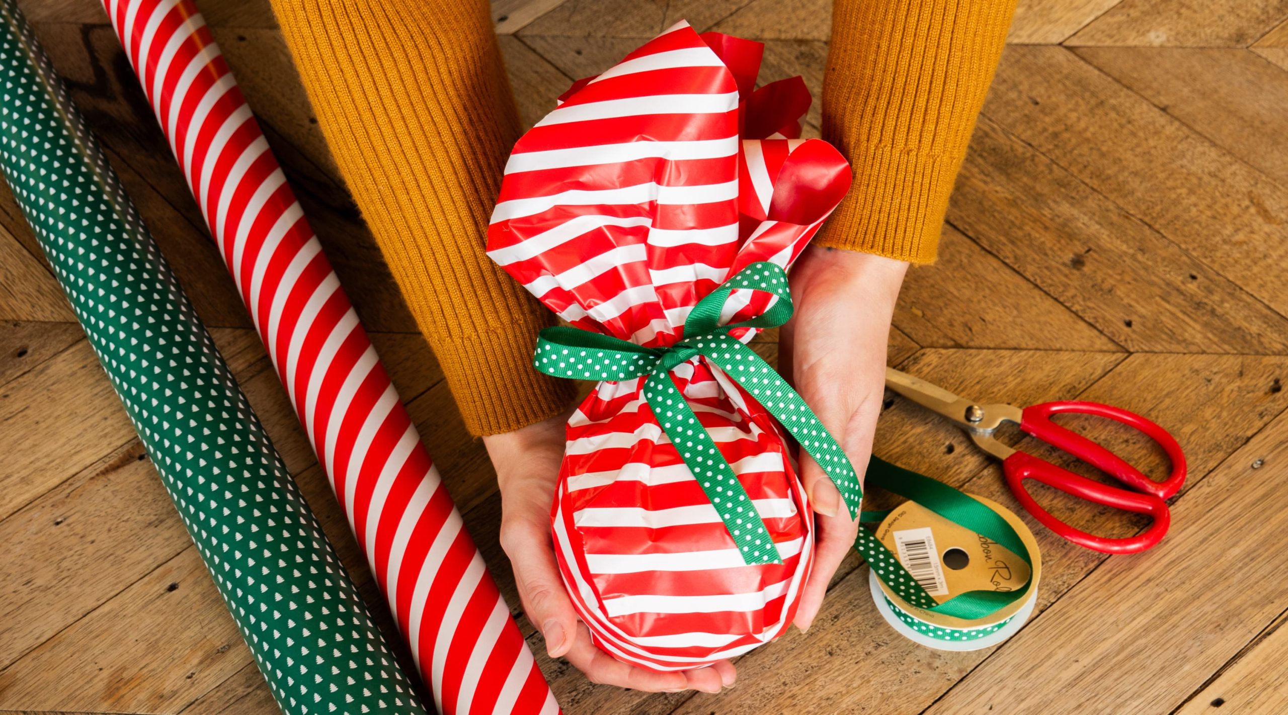Wrapping a circular shaped gift