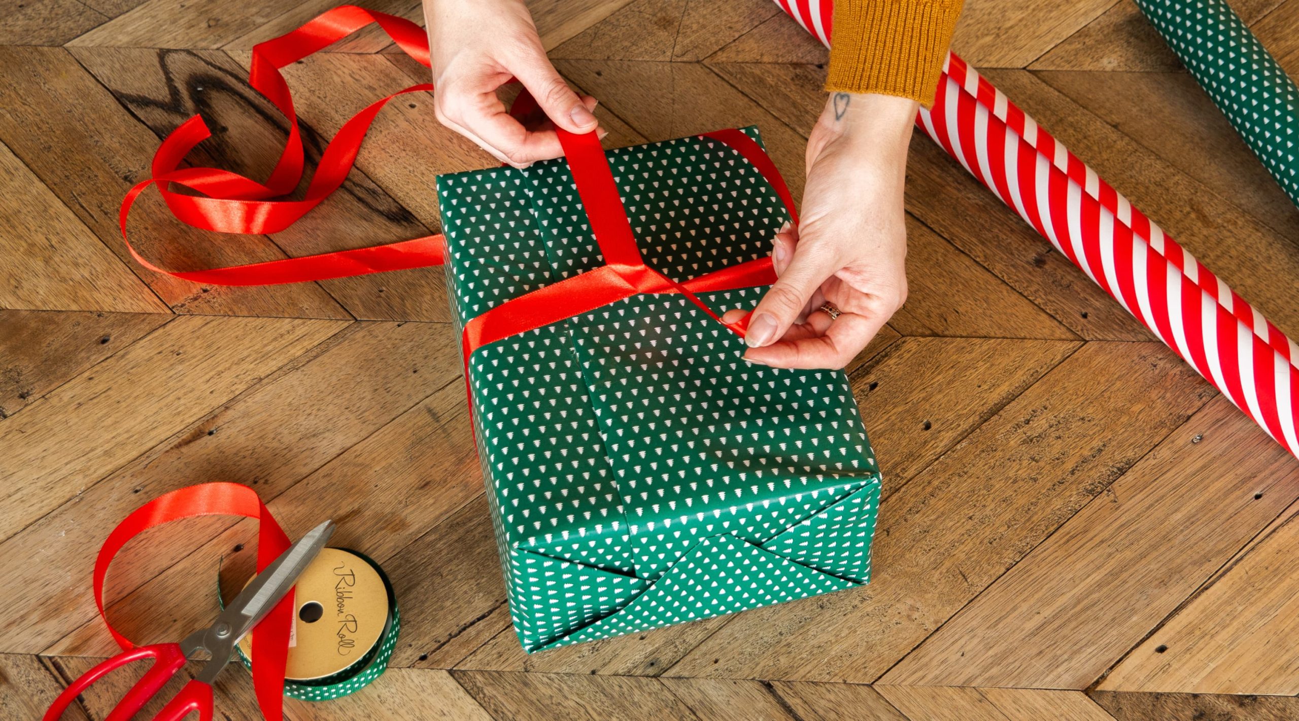 Threading the ribbon around the gift