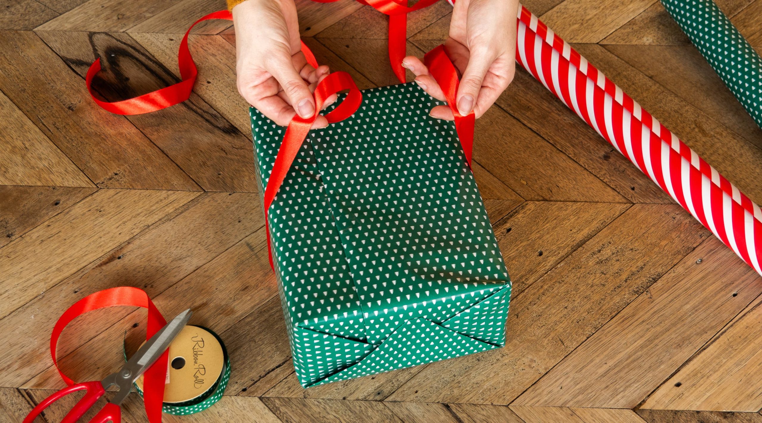 Wrapping the ribbon around the gift